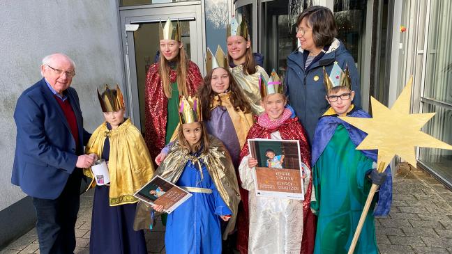 Sternsinger mit »glänzenden Kronen und frohem Gesang«