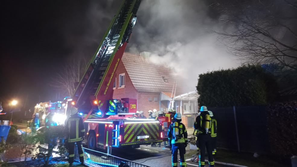 Um effizient das Feuer im Dachstuhl zu bekämpfen, wurden eine Drehleiter eingesetzt sowie Teile des Daches abgedeckt und Decken geöffnet. © Kreisfeuerwehr Aurich