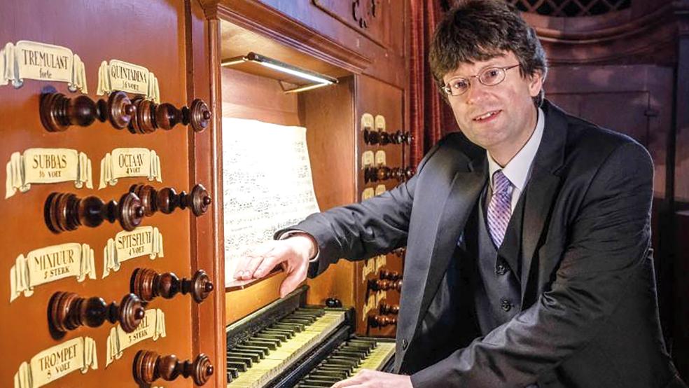 Wilfried Dahlke spielt beim Neujahrskonzert in der Georgskirche am 15. Januar auf der Arp-Schnitger-Orgel.  © Foto: Schulze