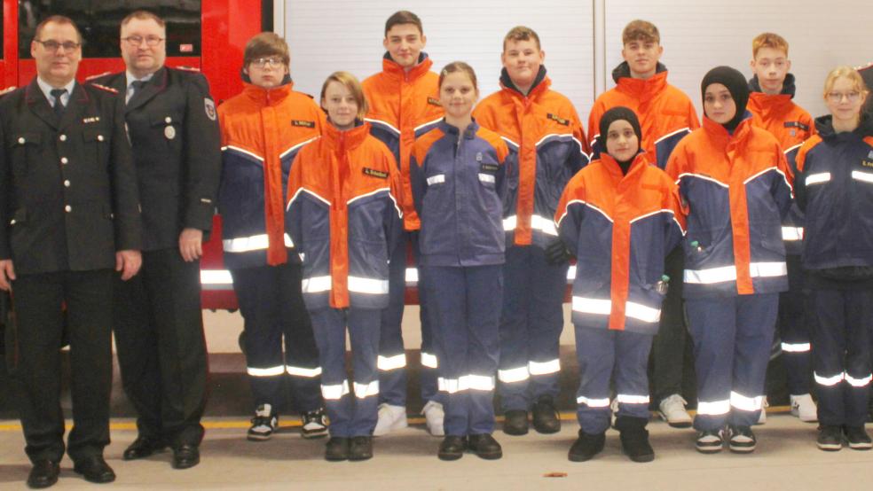 Die Jugendfeuerwehr Weener mit (von links) Stadtbrandmeister Jörg Fisser und dem stellvertretenden Ortsbrandmeister Ewald Spengel.  © Foto: Feuerwehr/Rand