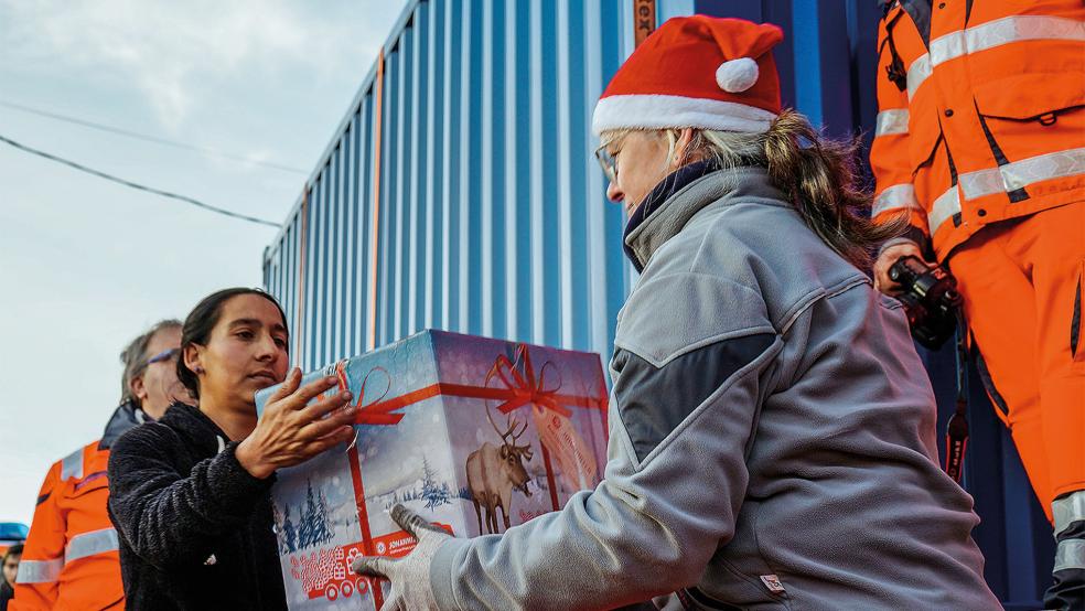Christiane Willuweit verteilte in einem Roma-Dorf in Rumänien »Weihnachts­trucker«-Pakete.  © Foto: Die Johanniter