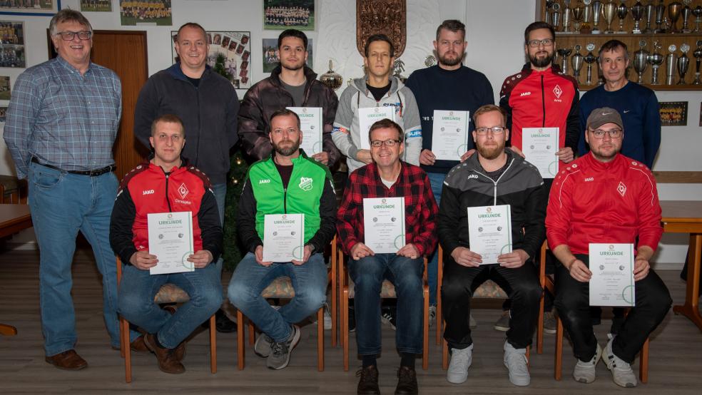 Das Foto zeigt den NFV-Kreis-Vorsitzenden Winfried Neumann (links), einen Teil der neu ausgebildeten Trainer, Ausbilder Timo Reents (Zweiter von links, stehend) und Dirk Holtmeier, der seine Lizenz erfolgreich verlängerte.  © Foto: Weiland/NFV-Kreis