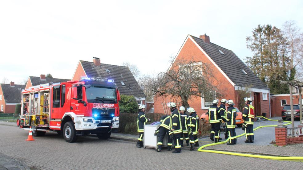 Die Feuerwehr pumpte literweise Wasser aus dem Keller eines Wohnhauses in Weener.  © Rand