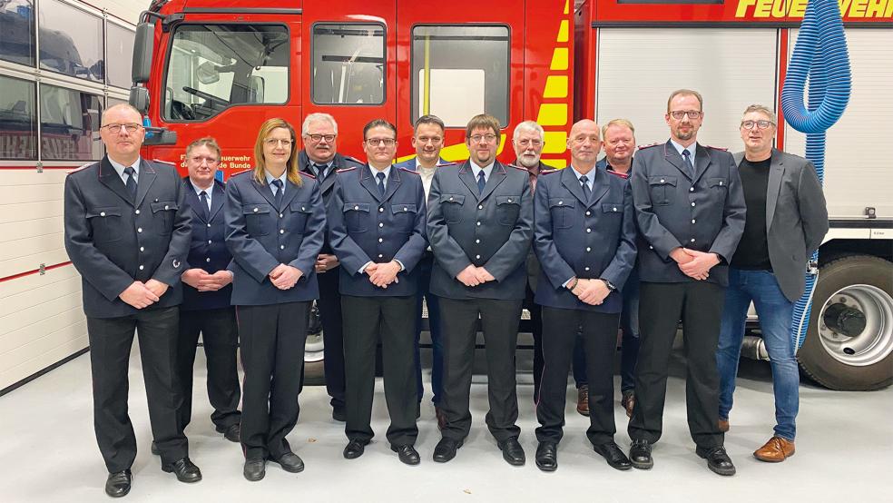 Fünf aktive Einsatzkräfte wurden in Wymeer befördert: (vorne von links) Stefanie van Scharrel (Feuerwehrfrau), Thomas Heyen, Björn Krücken sowie Stephan Röskens zum Hauptfeuerwehrmann und Andreas Lüppens ist jetzt Erster Hauptfeuerwehrmann. Zur Beförderung gratulierten (zweite Reihe von links) Ortsbrandmeister Peter Lüppens, sein Stellvertreter Heiner Meints, Gemeindebrandmeister Ingfried Battermann, Bürgermeister Uwe Sap, Ortsvorsteher Georg Huising (Boen), Feuerwehrausschuss-Vorsitzender Lukas-Enno Oltrop und Fachbereichsleiter Jörg Siemering.  © Foto: Kuper