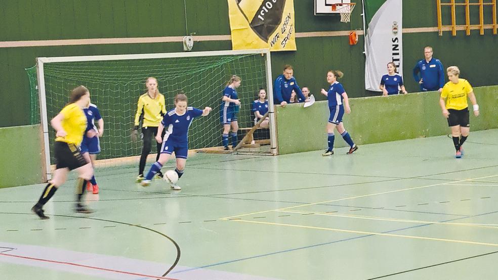 Melina Trey (am Ball, hier gegen Hinte) und die Sportfreunde Möhlenwarf verloren ihre drei Spiele.  © Foto: EZ