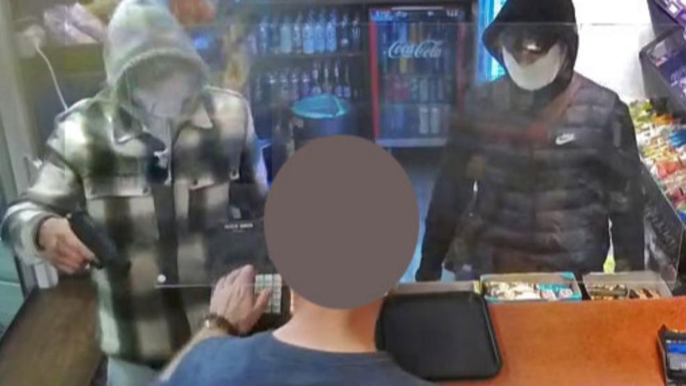 Mit diesem Bild einer Überwachungskamera fahndet die Polizei nun nach den beiden Tätern, die bereits am 22. September 2022 um 22.10 Uhr eine Tankstelle an der Friesenstraße in Leer überfallen haben. © Polizei