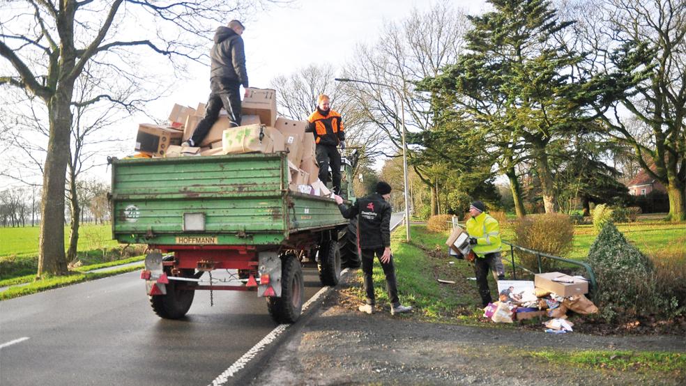 Ehrenamtliche Helfer waren am Sonnabend mit Trecker und Anhänger in Wymeer unterwegs und sammelten Altpapier.  © Foto: Wolters