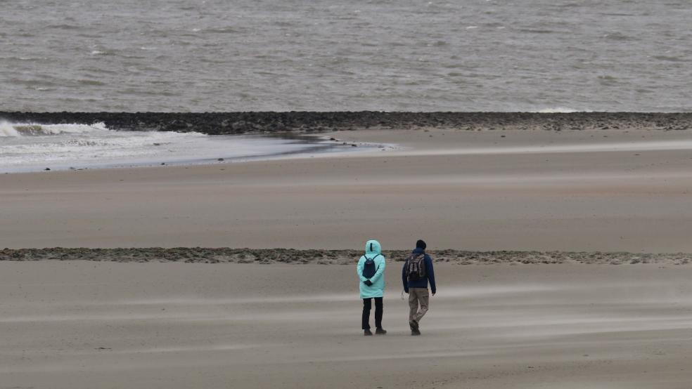 Ein Passant hatte den Leichnam am Mittwochmorgen am Strand von Norderney aufgefunden. © Symbolfoto: dpa