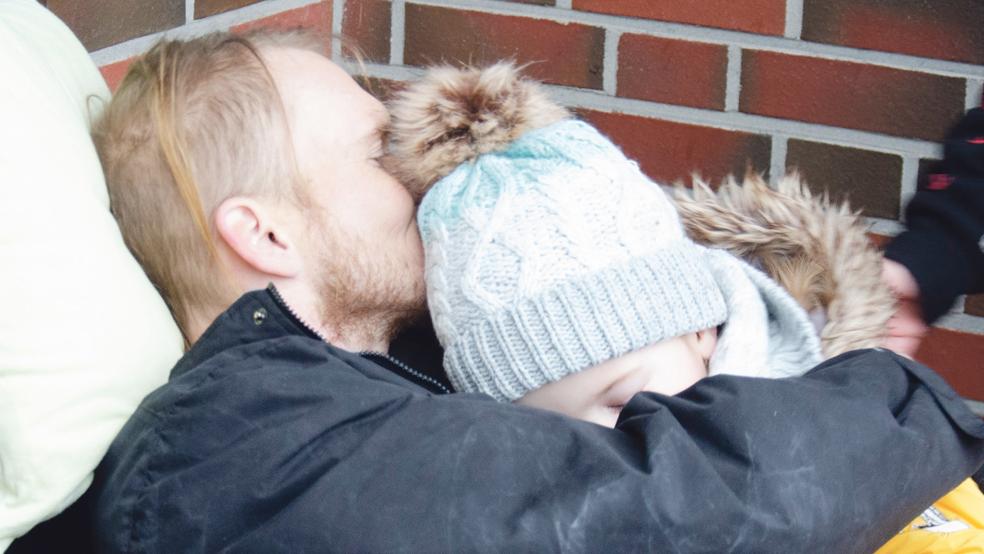 Wer tröstet wen? Der Besuch von »Schnipsy« vor dem Weeneraner Combi-Markt berührte viele Besucher.  © Foto: Hanken