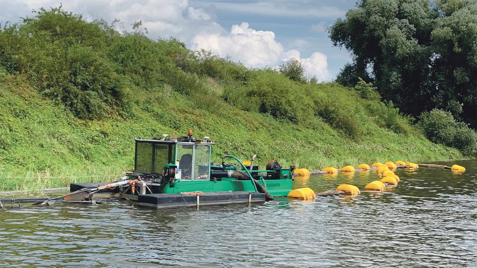 Mit diesem Schneidkopf-Schwimmsaugbagger ist es nach Angaben der Kurstjens GmbH möglich, den Schlick »effizient, aber dennoch schonend, unter Wasser abzutragen und in die von uns installierten Anlagen zu verpumpen«.  © Foto: Kurstjens GmbH