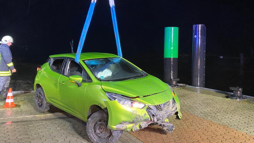 Der stark beschädigte Wagen wurde mit Hilfe eines Rüstwagens aus dem Hafen geborgen. © Feuerwehr