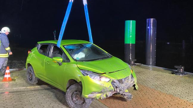 Auto fährt ins Hafenbecken - ein Verletzter