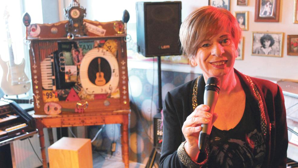 Katja Zwezerijnen schließt ihr Bühnencafé am Hafen in Weener zum Ende dieses Monats.  © Foto: Busemann