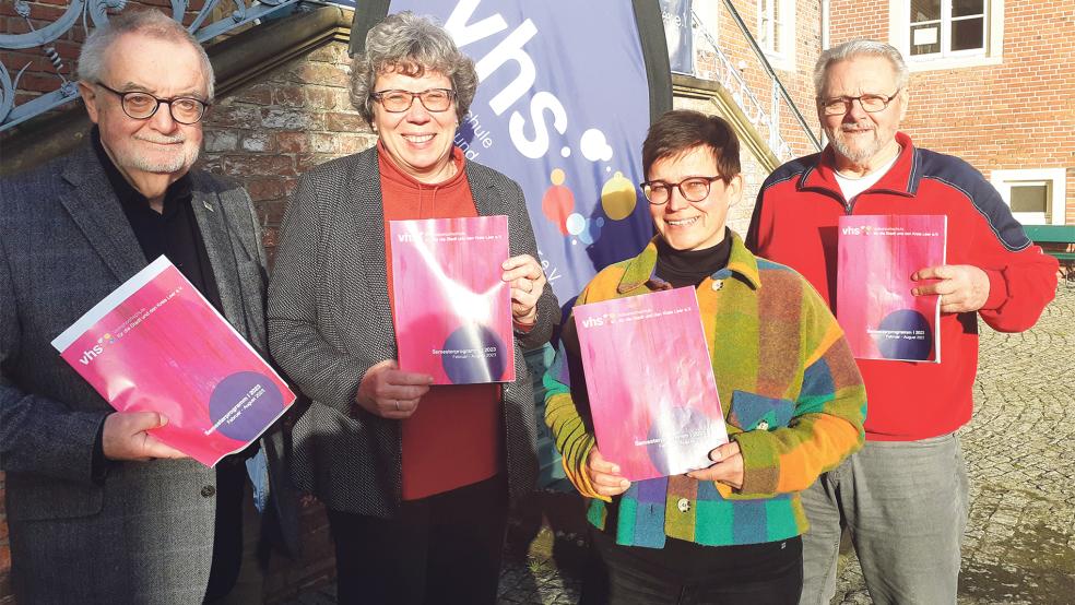 DJörg Furch (von links), Ursula Behrends, Sabine Kasimir und Hans Fricke stellten in der Leeraner Haneburg das neue Semesterprogramm der VHS vor.  © Foto: Berents
