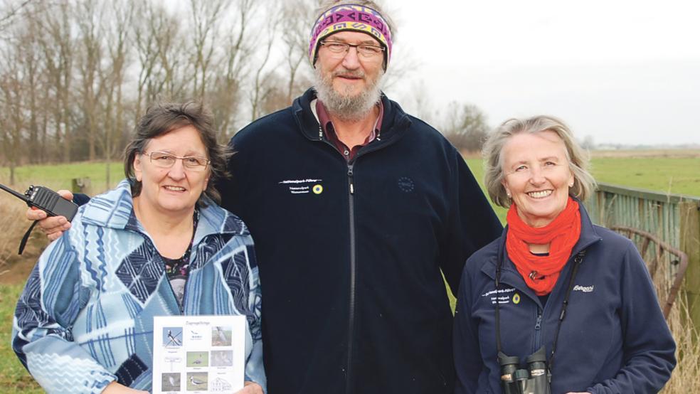 Sigrid und Edzard Busemann und Agnes Ratering sind bei den NABU-Exkursionen im Rheiderland aktiv.  © Foto: Hoegen