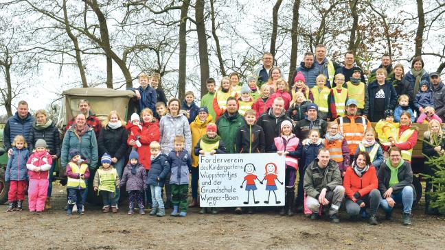 2045 Euro an Spenden beim Einsammeln von Weihnachtsbäumen in Wymeer