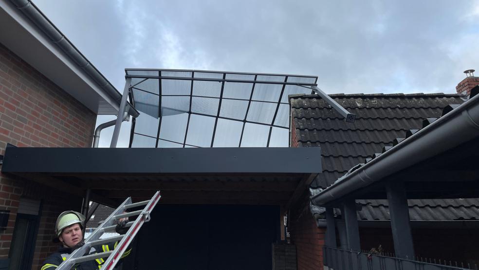 Die Feuerwehr Weener war heute im Einsatz, um ein Pavillon, das bei starken Winden auf einem Carport gelandet war, zu bergen.  © Foto: Feuerwehr/Rand