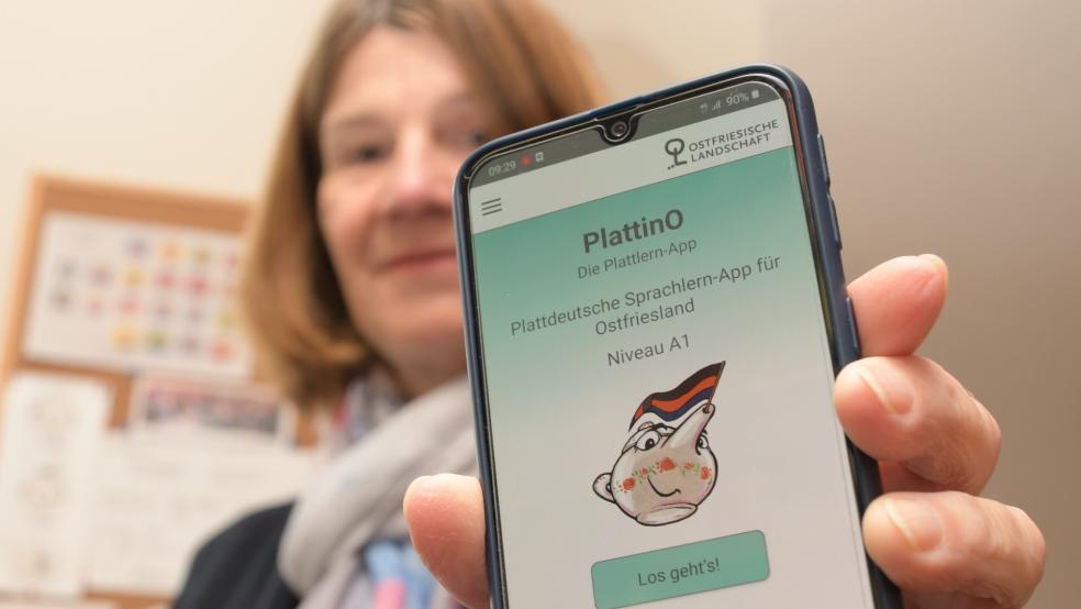 Elke Brückmann zeigt die maßgeblich von ihr entwickelte PlattinO-App.  © Foto: privat