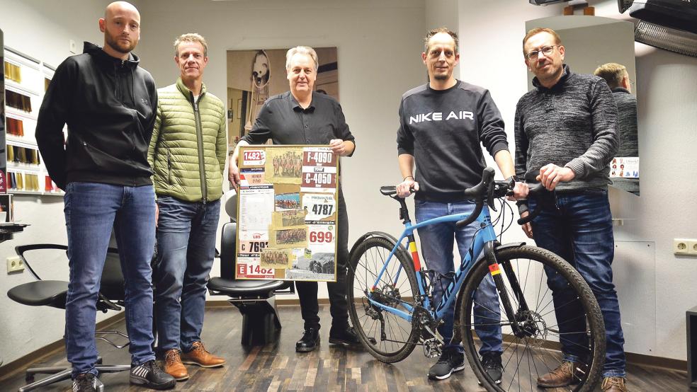 Die Rheiderländer Grenzbiker Simon Yzer (von links), Uwe Groen, Heiner Heijen, Matthias Meinders und Detlef Wallenstein suchen Gleichgesinnte für ihre Fahrradtouren.  © Foto: Ammermann