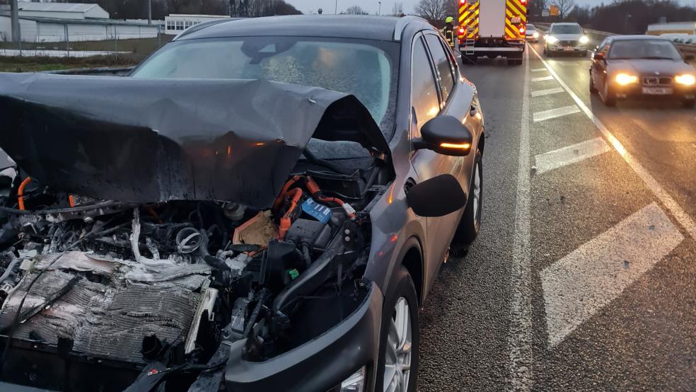 Beim Zusammenstoß mit einem Gabelstapler wurde dieses Auto mit Hybridantrieb heute Morgen in Papenburg schwer beschädigt. © Feuerwehr