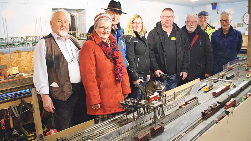 Die Filmfreunde besuchten die HuBu-Bahn in der Bunder Mühle: (von links) Helmut Teske, Hanna Lübbers, Helmut Wiegmann, Anna Fischer, Bodo Scheffer, Gerhard M. Willms, Metto Lübbers und Modellbahn- Dieter Hunken.  © Foto: privat