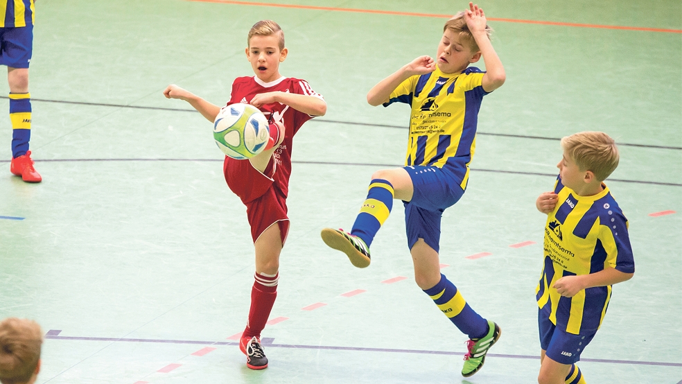 Hallenfußball für G- bis C-Jugenden gibt es am 18. und 19. Februar in der Halle an der Floorenstraße in Weener.  © Foto: RZ-Archiv