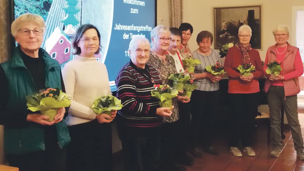 Die ehrenamtlichen Helferinnen der Teestube erhielten eine besondere Ehrung und ein kleines Dankeschön.  © Foto: privat