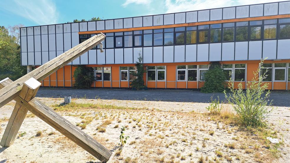 Die ehemalige Oberschule an der Floorenstraße in Weener dient nach Angaben der Kreisbehörde als »betriebsbereiter Lagerraum«. Feldbetten und anderes Inventar zur Unterbringung von Geflüchteten sind dort weiterhin vorhanden.  © Foto: Szyska