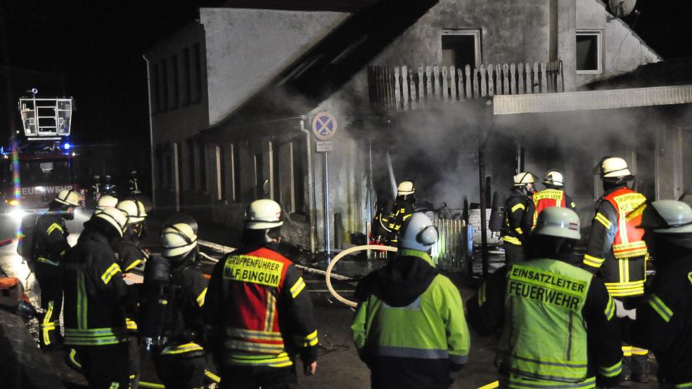 Ein Großaufgebot der Feuerwehr bekämpfte den Brand eines Carports an der Plytenbergstraße in Leer. © Wolters