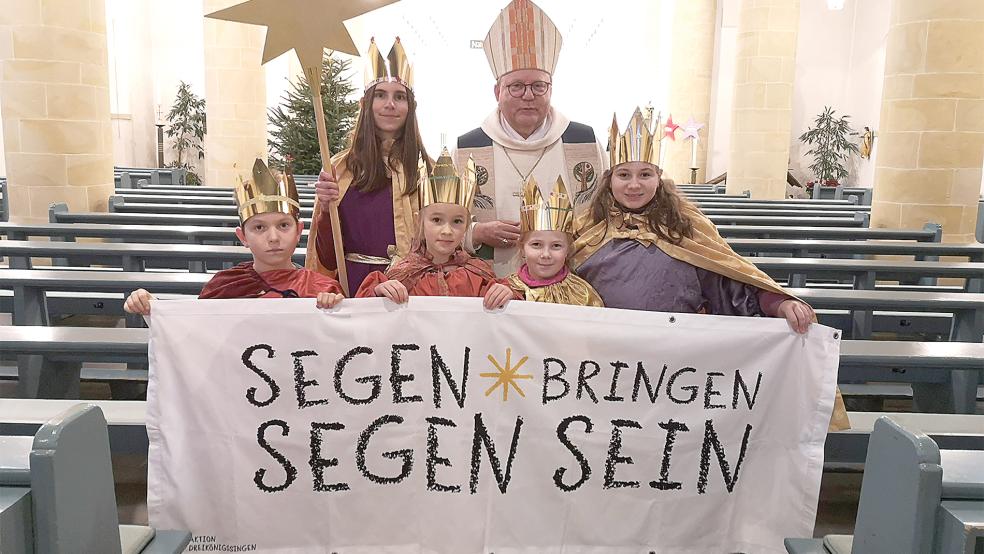 Sternsinger aus Weener waren jetzt bei der Diözesanen Eröffnungsveranstaltung der Sternsinger­­aktion in Osnabrück, sie trafen dabei auch auf Bischof Franz-Josef Bode. Im Bild: Paul Jäschke, Nele Jäschke, Femke Siepker, Bischof Bode, Hailey Geerdsema und Petra Boljat.  © Foto: privat