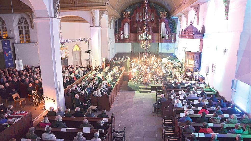 Ein Auftritt vor großer Kulisse: Mit 700 Besuchern war das Neujahrskonzert des TurnerMusikVereins Weener am Sonnabend in der Georgskirche ausverkauft.  © Fotos: Ammermann