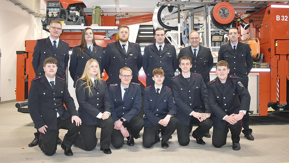Aufgenommen in die Feuerwehr wurden beziehungsweise einen neuen Dienstrang erhielten (kniend, von links) Marcel Feih und Anna-Lena Feih (Anwärter), Christian Sonnenberg, Joost Klugkist, Max Groenewold und Daniel Fisser (Feuerwehrmann). Stehend von links: Markus Sonnenberg (Oberfeuerwehrmann), Johanne Schulte und Daaye Kruizenga (Hauptfeuerwehrfrau/-mann), Ingo Stanschus und Lars Battermann (Löschmeister) sowie René Kotulla (Oberlöschmeister).  © Fotos: Kuper