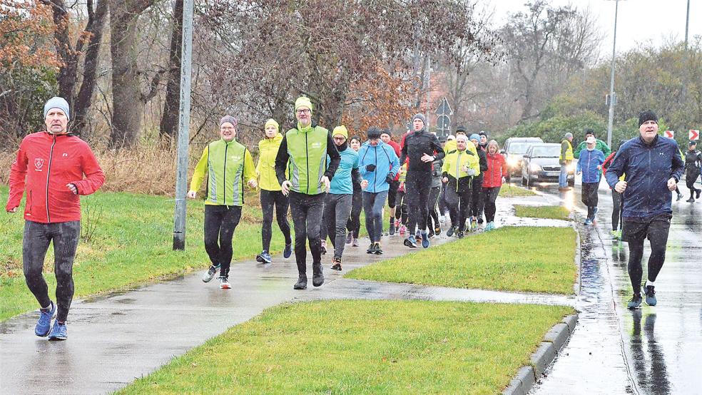 Gute Stimmung unter den Läuferinnen und Läufer herrschte bei dem Winterlaufauftakt in Stapelmoor  trotz des anhaltenden Regens.  © Foto: Ammermann