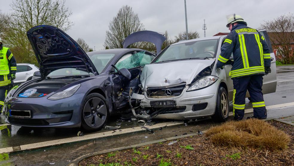 Die beiden beteiligten Fahrzeuge mussten nach dem Unfall abgeschleppt werden. © Bruins