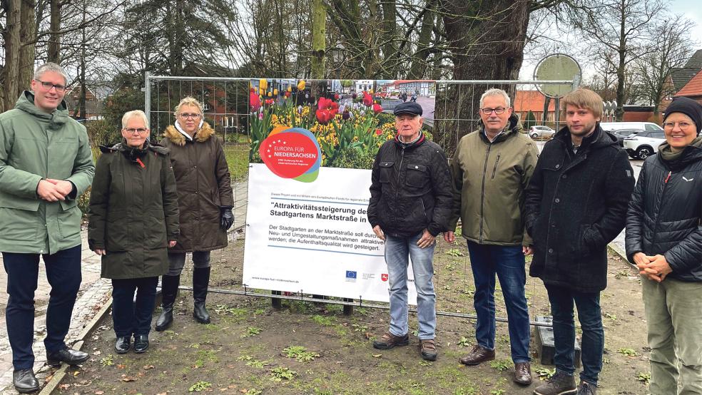 Die Planungen liegen in den Händen der Landschaftsarchitektin Christine von Cölln (rechts). Bürgermeister Heiko Abbas (von links), Hildegard Hinderks (CDU-Fraktion), Trinette Hoffbuhr (Bürgermeisteramt), Dieter Weber (UWG), der stellvertretende Bürgermeister Helmut Geuken (SPD-Fraktion) und Stefan Schmitz (stellvertretender Fachbereichsleiter) freuen sich, dass die Umsetzung nun bald beginnen kann.  © Foto: Stadt Weener