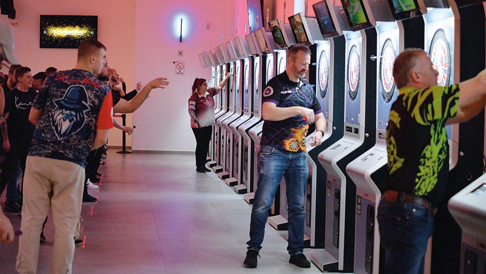 Die E-Darts-Automaten im Nüttermoorer Millennium Event Center Nord waren am Sonnabend alle durchgängig besetzt - 178 Männer starteten im Einzelturnier.  © Foto: Born