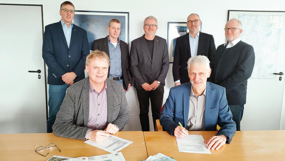 Zur Vertragsunterzeichnung trafen sich im Rathaus Bürgermeister Thomas Erdwiens und FCSO-Finanzvorstand Kurt Plagge aus Weener (vorne, von links) sowie Fachbereichsleiter Joachim Betten, der zuständige Sachbearbeiter für Liegenschaften Andre Hanssen, Allgemeiner Vertreter Wilfried Müller, FCSO-Schulleiter Christian Hunsmann und FCSO-Vorstandssprecher Konrad Huismann (hinten, von links).  © Foto: privat