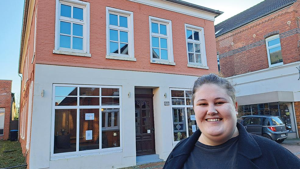 In der Norderstraße 32 in Weener, wo zuletzt der Western-Shop »Yorke’s Mercantile« beheimatet war, hat die 23-jährige Emma Steen aus Kanalpolder jetzt ihr Tattoo- und Kreativstudio »Brotlose Kunst« eröffnet.  © Foto: Szyska