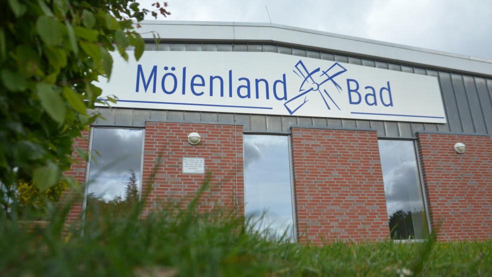 Schwimmen im Mölenland-Bad in Bunde soll bald teurer werden. © Muising/Archiv