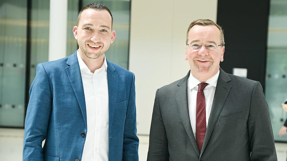 Mit einem lachenden und einem weinenden Auge sieht der SPD-Landtagsabgeordnete Nico Bloem (links) den Wechsel von Innenminister Boris Pistorius nach Berlin.  © Foto: privat