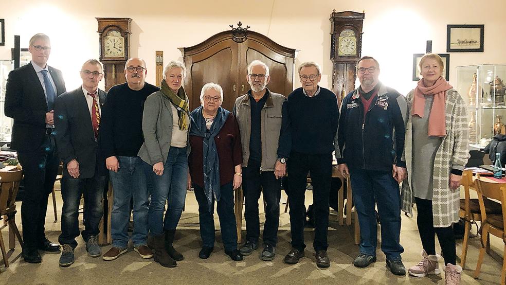 In der Ratssitzung im vergangenen Dezember im Heimatmuseum wurden die Mitglieder des Seniorenbeirates bereits bestimmt. Bürgermeister Abbas (links), Ratsvorsitzender Garrelt Janssen (Zweiter von links) und die Gleichstellungsbeauftrage Angelika Janßen-Harms (rechts) beglückwünschten (von links) Detlef Schoormann, Franziska Swart, Barbara Schmidt, Fred Klinkhardt, Bernhard Buß und Dieter Hilbrands. Auf dem Bild fehlt Stefan Kuper.  © Foto: Stadt Weener