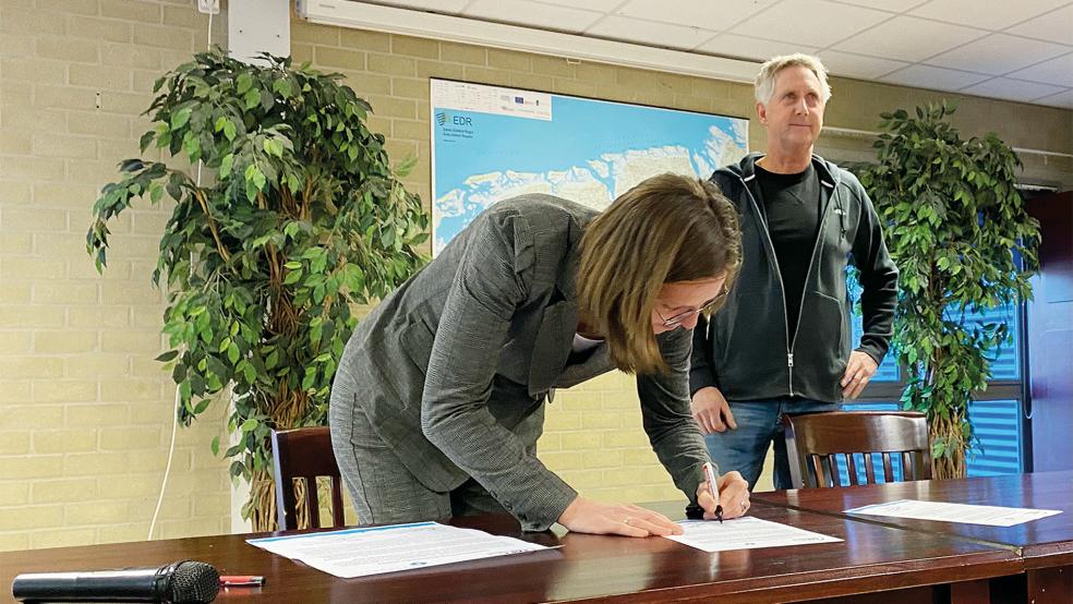 Cora-Yfke Sikkema und André Hateboeer unterzeichneten eine Absichtserklärung zur Rettung des Bades in Finsterwolde.  © Foto: Kuper