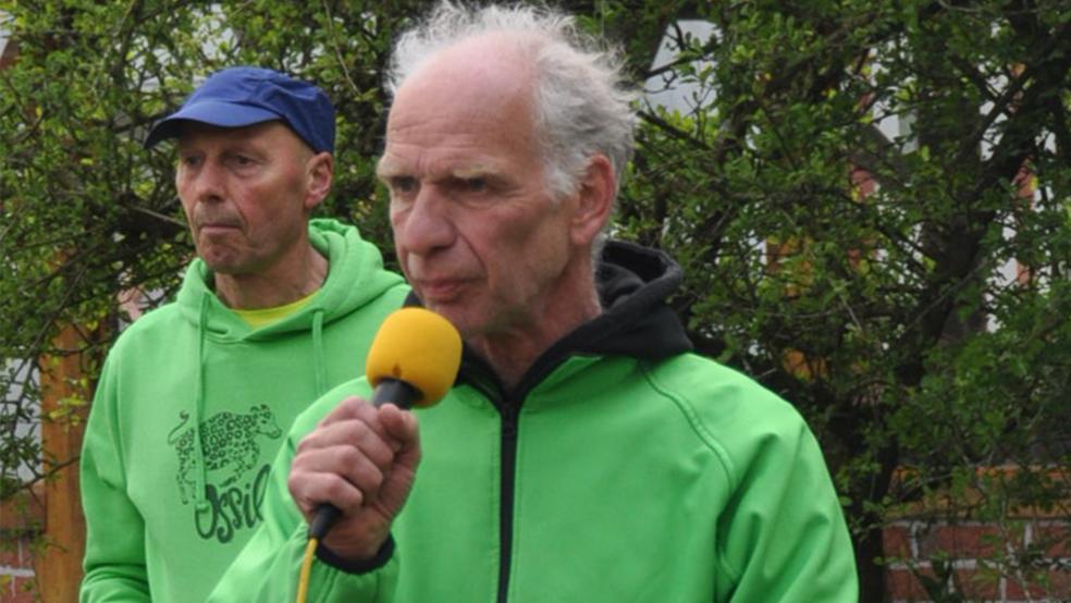 Edzard Wirtjes stellt in einer offenen Veranstaltung in Stapelmoor den Ossiloop und seine Neuerungen vor.  © Foto: Wolters