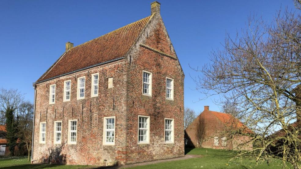Kai Nilson und Franz Scheid bewohnen das Steinhaus in Nesse und haben mit großem Engagement einige historische Häuser im Ort vorbildlich restauriert.  © Monumentendienst