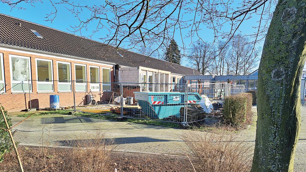 Seit Oktober vergangenen Jahres laufen an der Oberschule in Bunde die Arbeiten an einem neuen Anbau, in dem EDV-Unterricht stattfinden soll. Vorbehaltlich der Witterung soll der Rohbau bis Mitte März fertiggestellt sein.  © Foto: Szyska