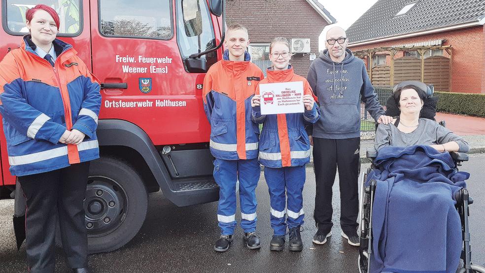 Mareike Riemeyer sowie Vanessa und Oliver Jans von der Jugendfeuerwehr Holthusen freuten sich sehr über die Spende des Ehepaars Wiendl.  © Foto: Berents