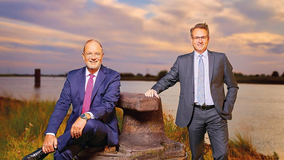 Freuen sich über die gute Geschäftsentwicklung der Ostfriesischen Volksbank (von links): Vorstandsvorsitzender Holger Franz und Vorstandsmitglied Georg Alder.  © Foto: Ostfriesische Volksbank