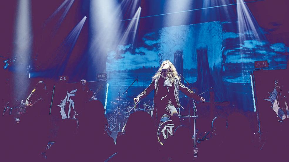 Auf der Bühne ist von Raimund Ennengas Zurückhaltung nichts mehr zu merken.  © Foto: Legalline