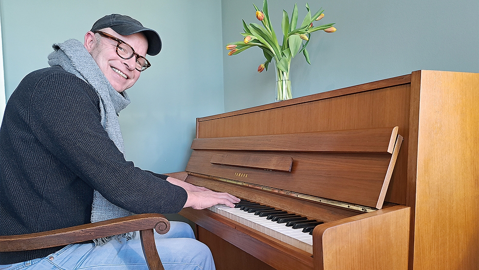 Am Klavier im Aufenthaltsraum: Für Christian Köhntopp ist Musik ein elementarer Bestandteil des Tagespflege-Konzepts.  © Szyska