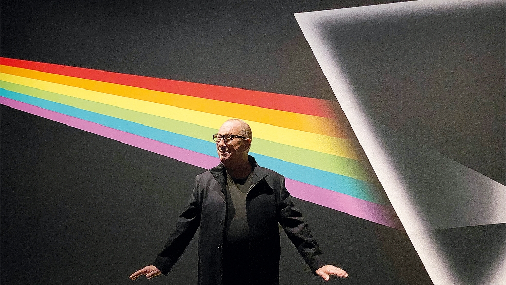 »The dark side oft the moon« mit dem Regenbogen-Prisma für Pink Floyd ist eines der berühmtesten Albumcover des Londoner Designstudios »Hipgnosis« und seines Gründers Aubrey Powell, der im Groninger Museum seine Fotos und Objekte zeigt.  © Foto: Kuper